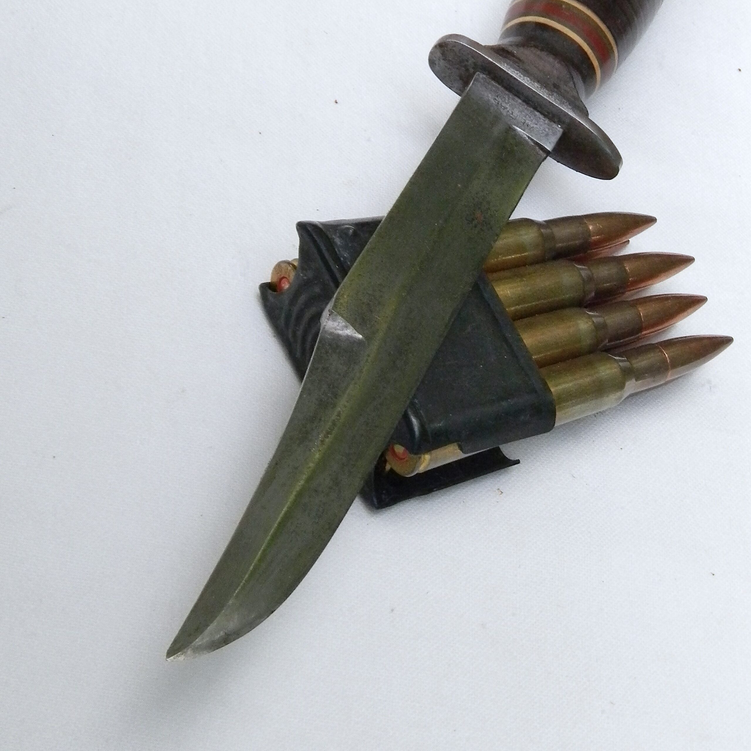 Rare WW2 era Aerial Cutlery "private purchase" fighting knife with early colored spacers handle, original scabbard - Image 12