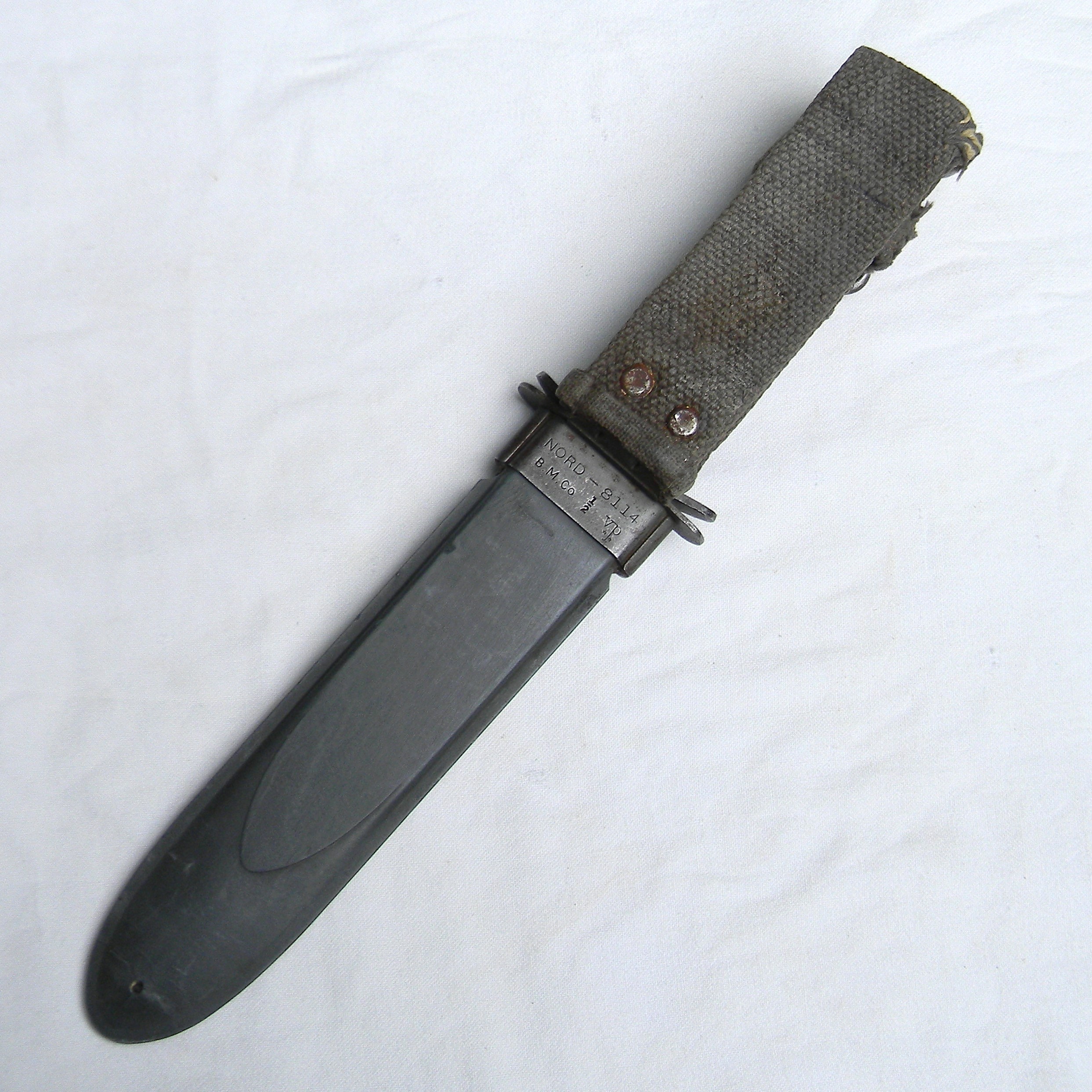 USA WW2 era blade marked Robeson Shuredge USN MK2 Mark 2 fighting knife, original 1945 NORD composition scabbard - Image 2