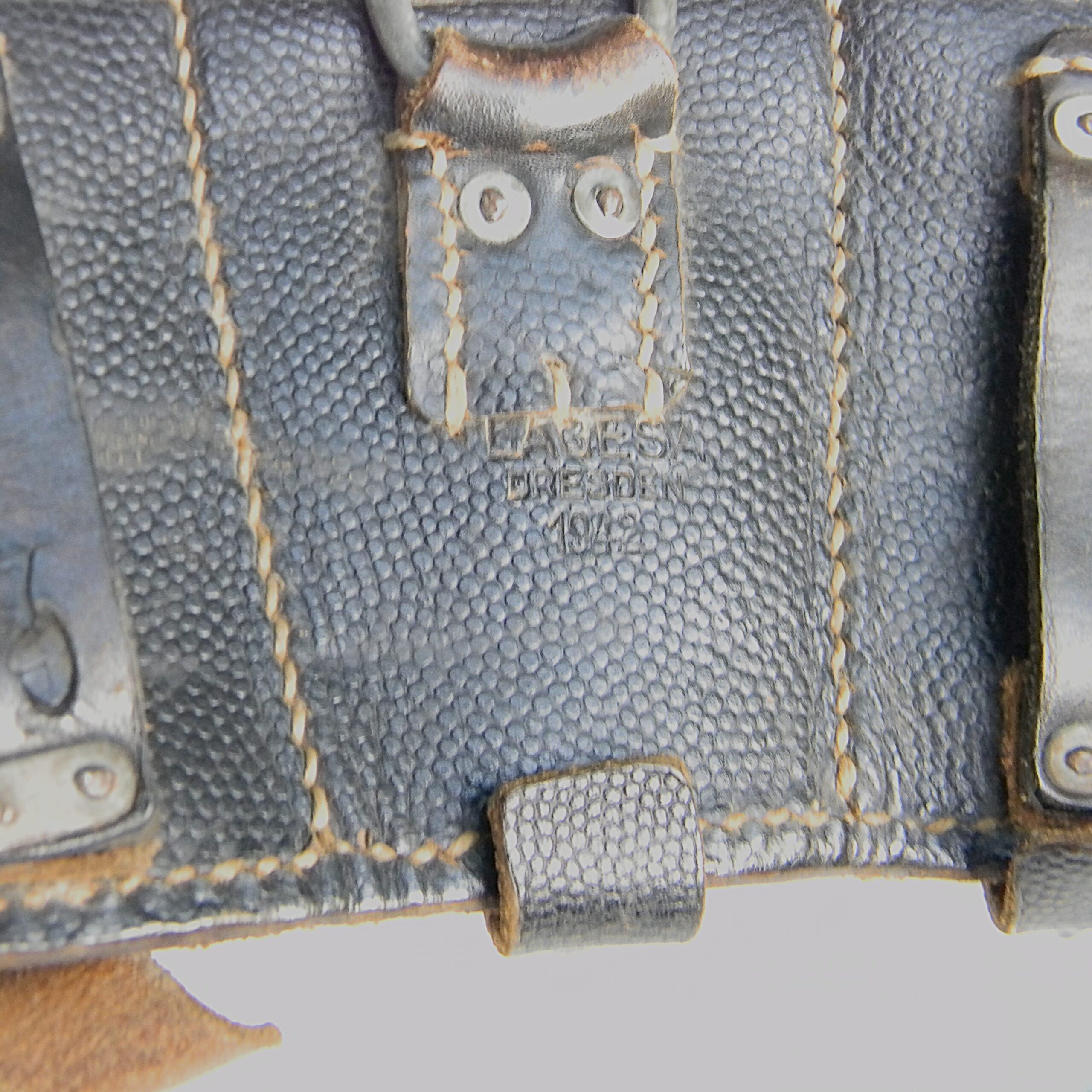 Germany WW2 era Mauser rifle ammo pouch made in 1942 by Lagesa cooperative in Dresden; intact dividers, iron fittings rear D-ring - Image 3