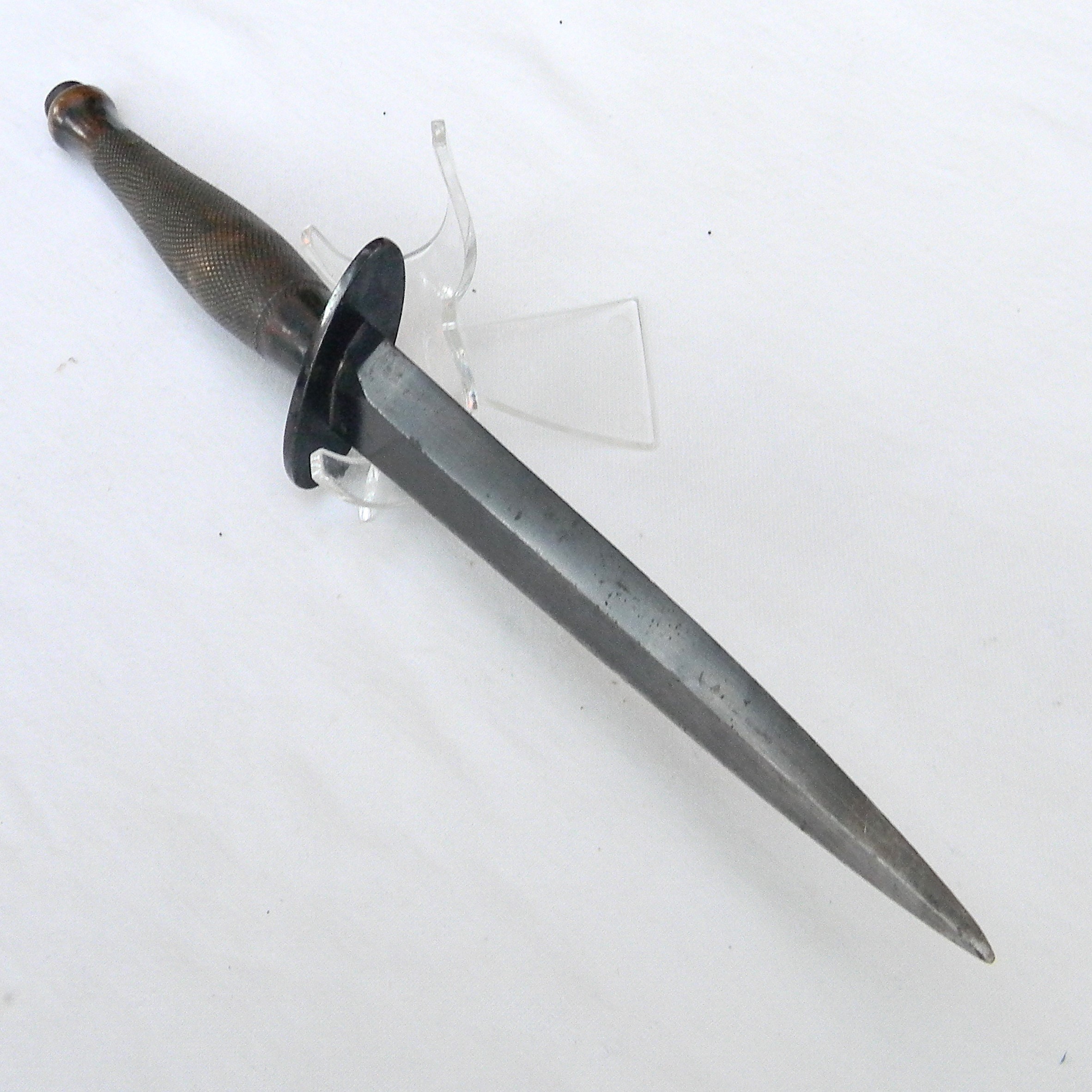WW2 era British 2nd Pattern Fairbairn Sykes fighting dagger, original leather scabbard; rare - Image 3