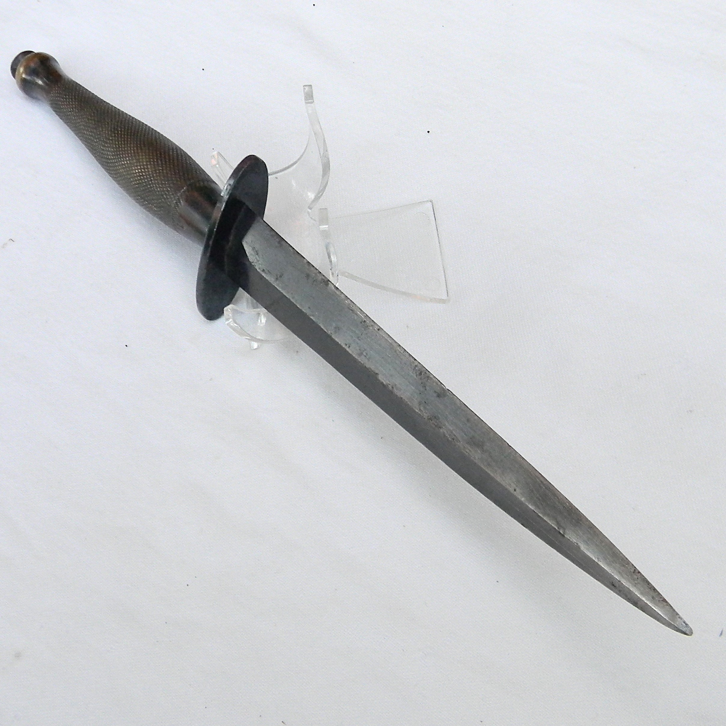 WW2 era British 2nd Pattern Fairbairn Sykes fighting dagger, original leather scabbard; rare - Image 4