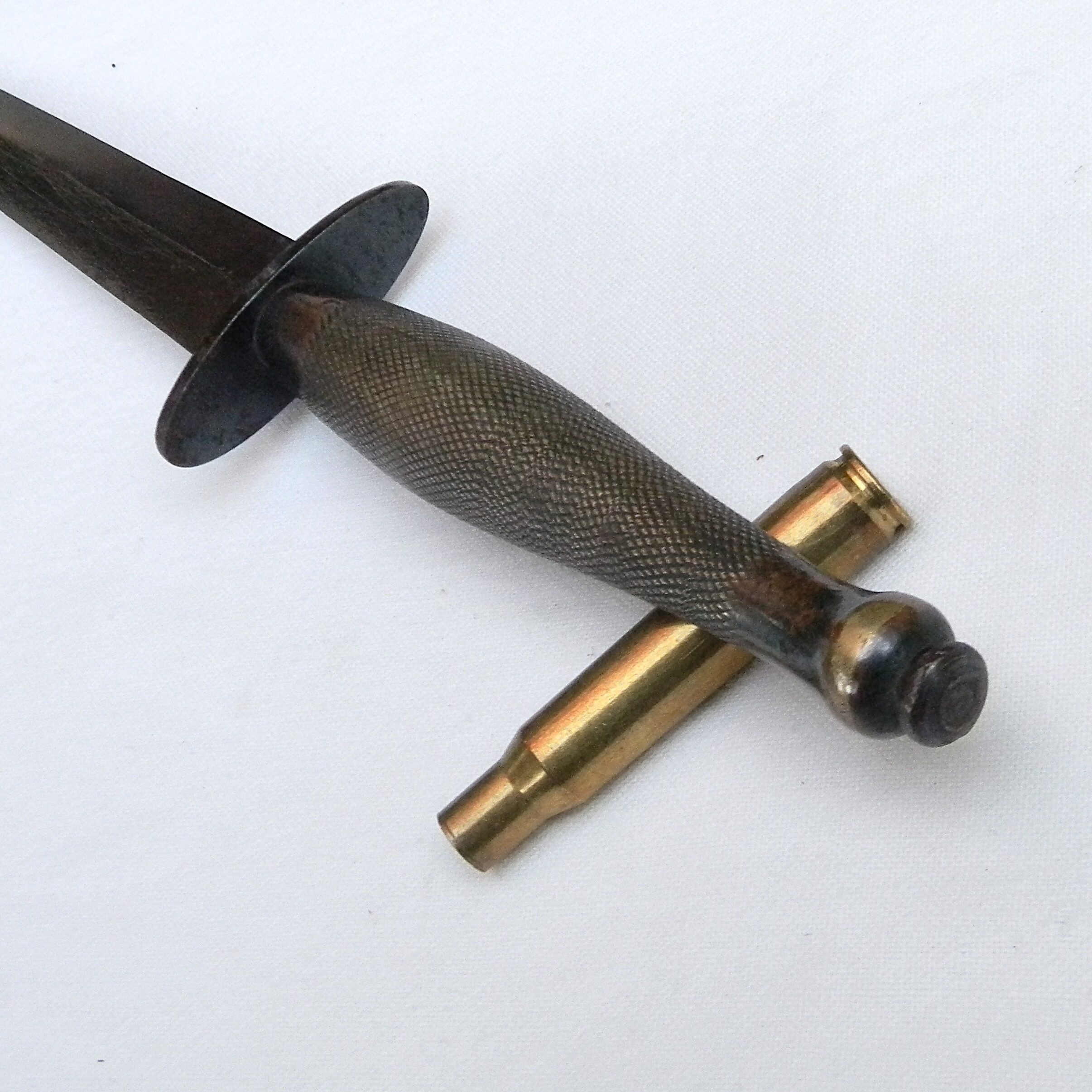 WW2 era British 2nd Pattern Fairbairn Sykes fighting dagger, original leather scabbard; rare - Image 5